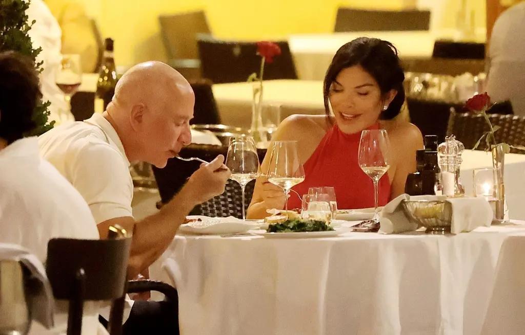 Джефф Безос и Лорен Санчес целуются