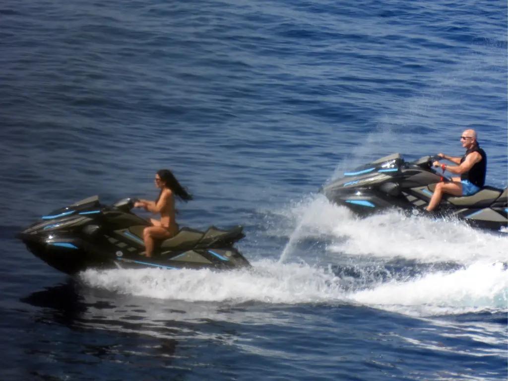 Джефф Безос и Лорен Санчес целуются