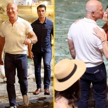 Джефф Безос и Лорен Санчес целуются перед фонтаном Треви