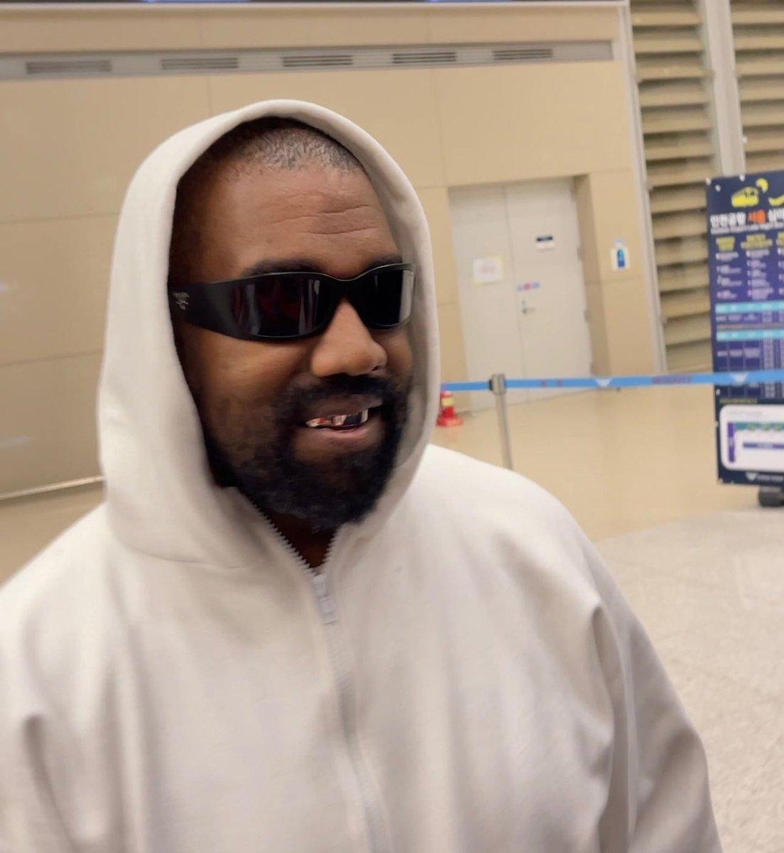 Канье Уэст с женой и детьми в Сеуле