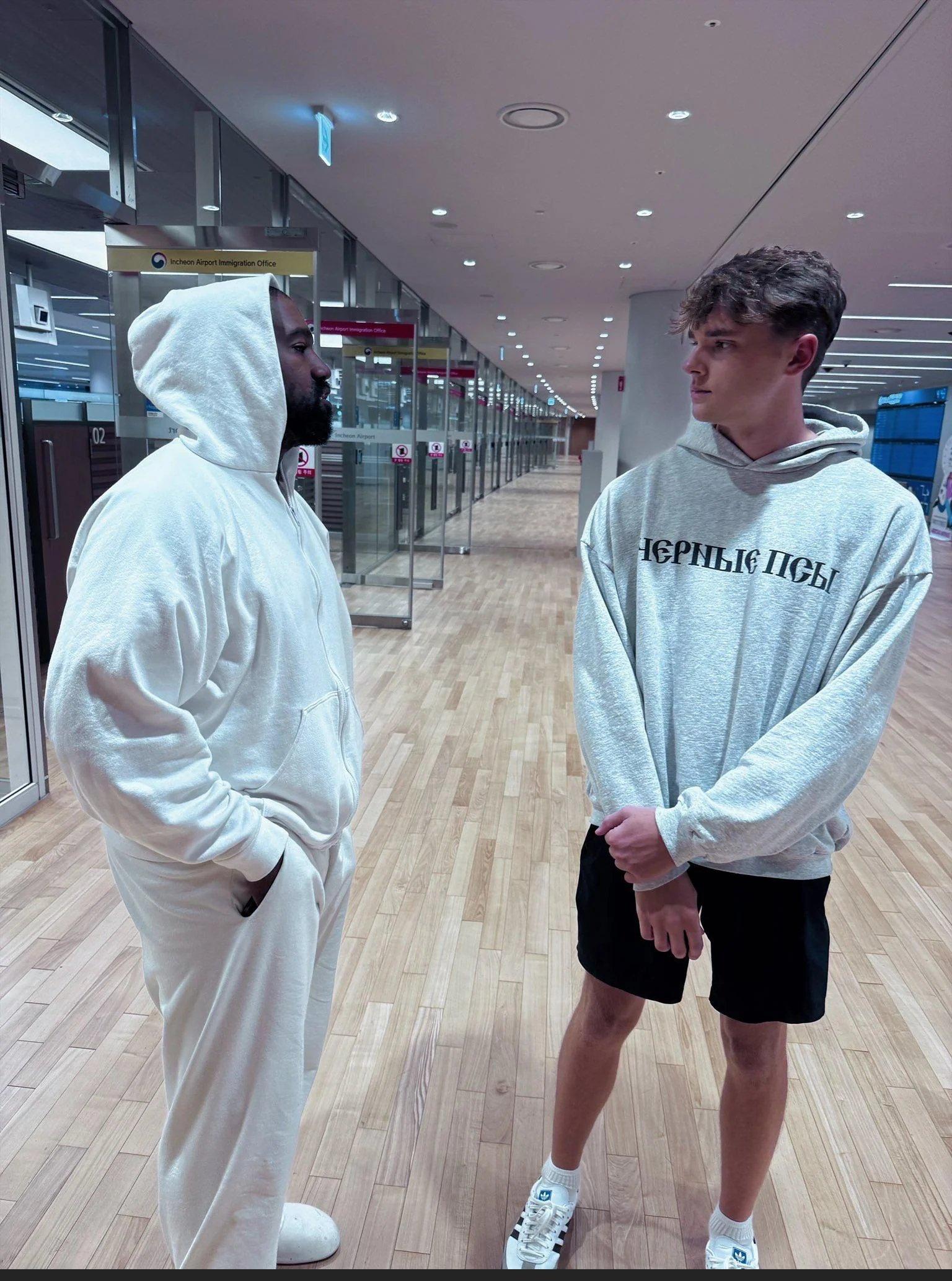 Канье Уэст с женой и детьми в Сеуле