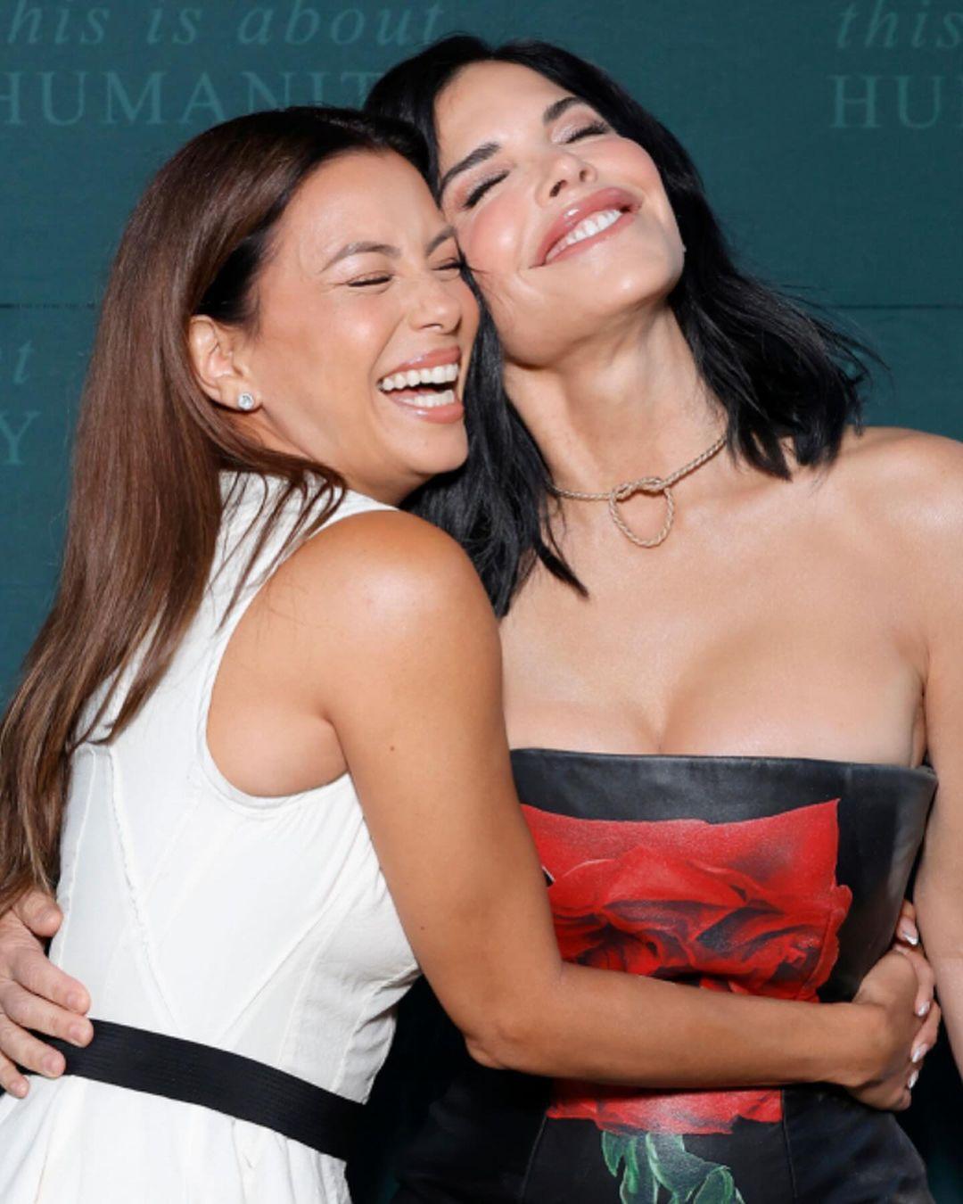 Лорен Санчес пришла на вечеринку в эффектном черном платье Лорен Санчес пришла на вечеринку в эффектном черном платье