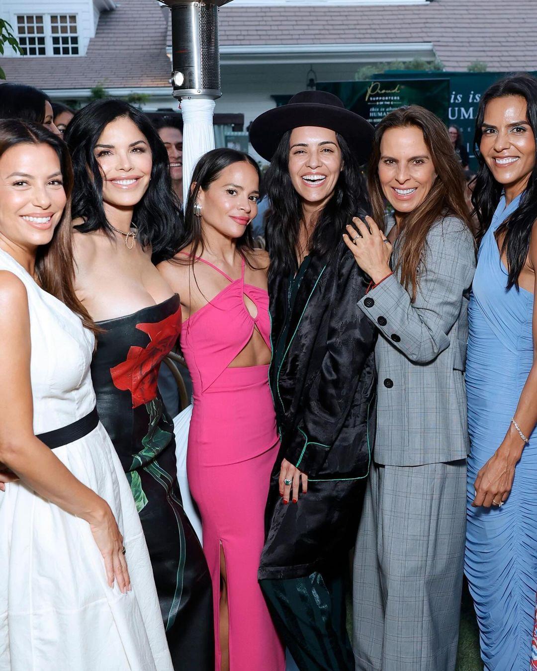 Лорен Санчес пришла на вечеринку в эффектном черном платье Лорен Санчес пришла на вечеринку в эффектном черном платье