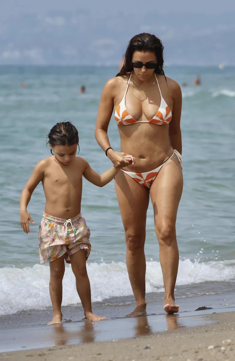 Ева Лонгория резвится со своей семьей на пляже