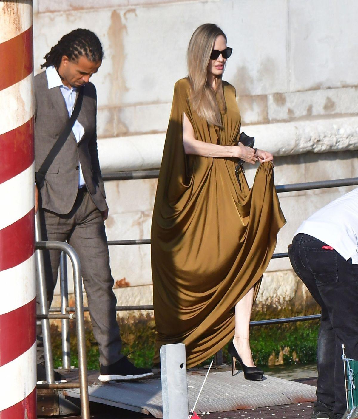 Анджелину Джоли и репер Акал