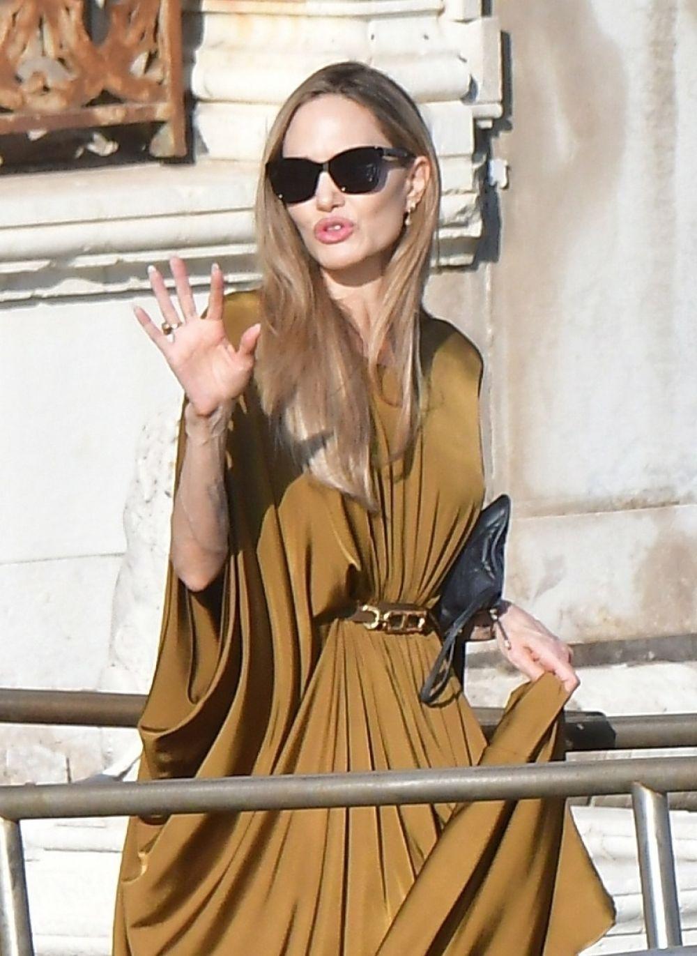 Анджелину Джоли и репер Акал