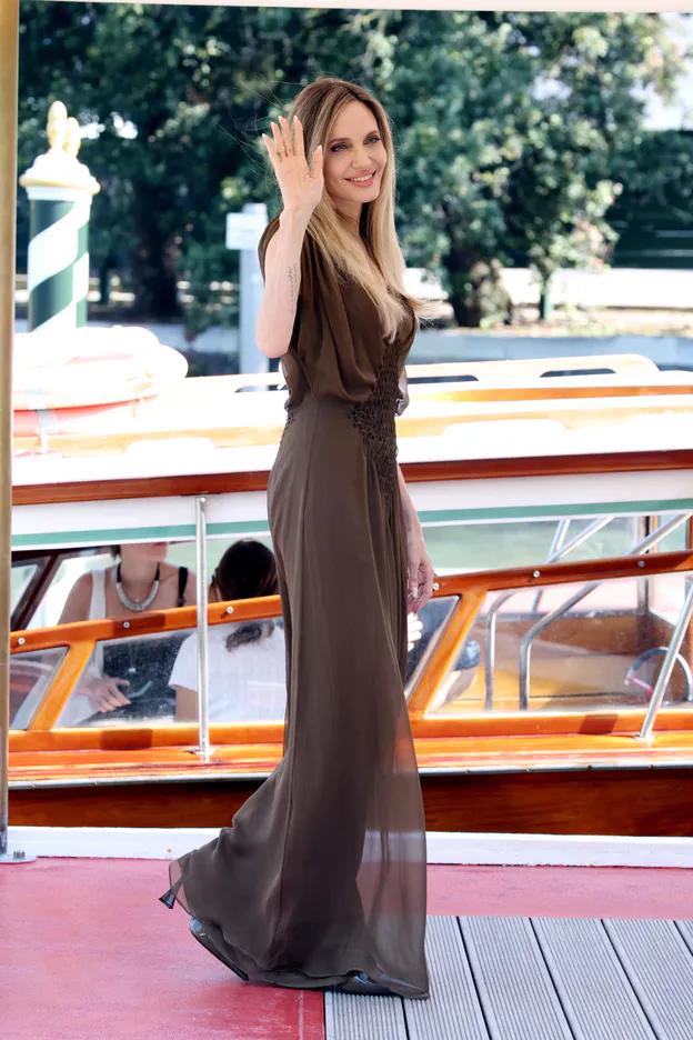 Анджелина Джоли в шикарном наряде