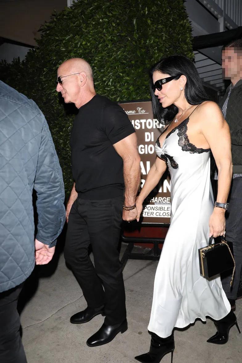 Лорен Санчес в платье-комбинации на свидание