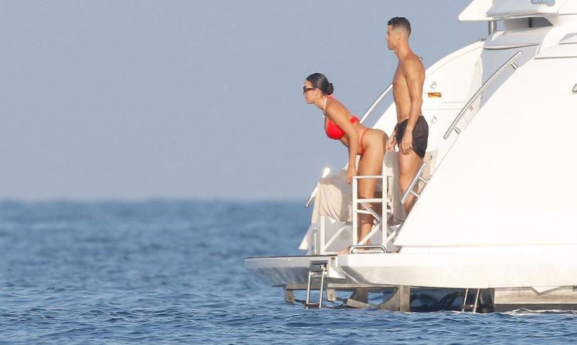 Криштиану Роналду целует Джорджину Родригес