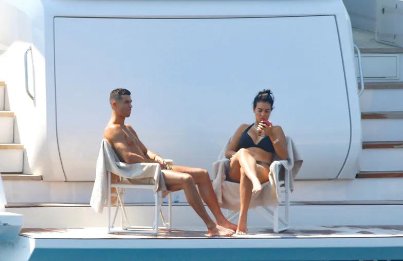 Джорджина Родригес отдых на роскошной яхте