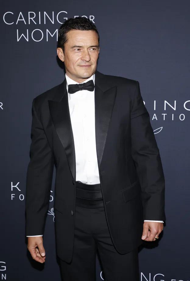 Орландо Блум смотрит на попу Ким Кардашьян