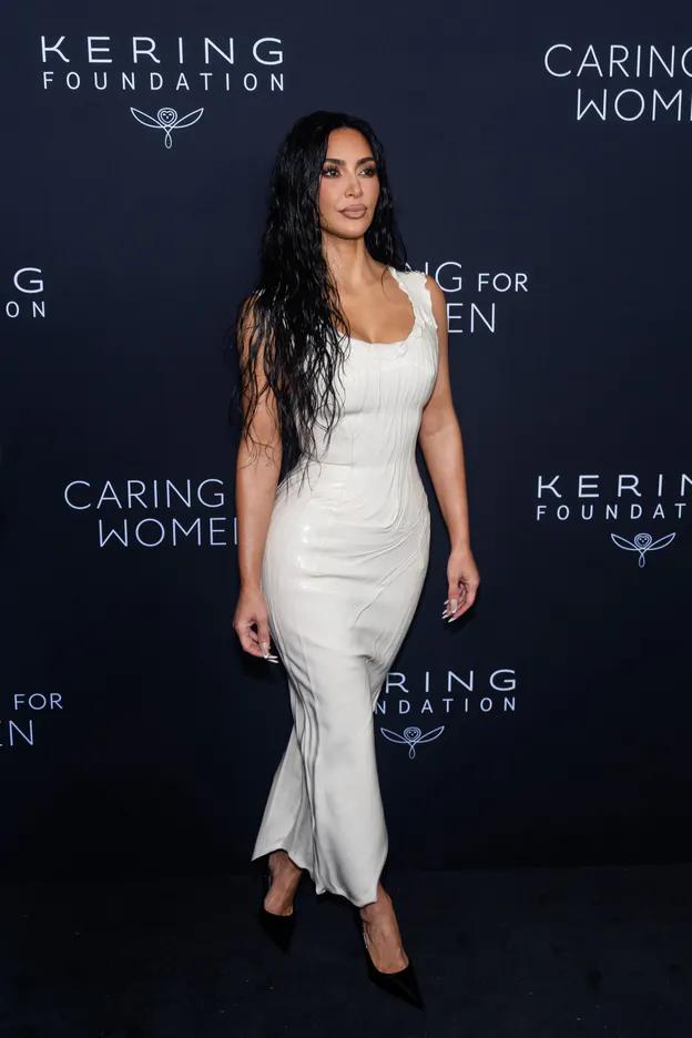 Орландо Блум смотрит на попу Ким Кардашьян