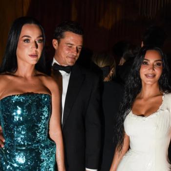 Орландо Блум смотрит на попу Ким Кардашьян за спиной Кэти Перри