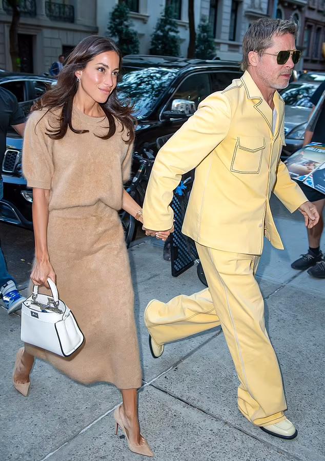 Брэд Питт с Инес де Рамон в Нью-Йорке Брэд Питт с Инес де Рамон в Нью-Йорке