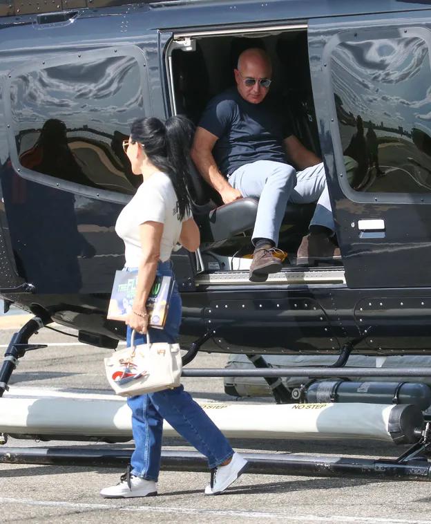 Джефф Безос и Лорен Санчес выходят из частного вертолета