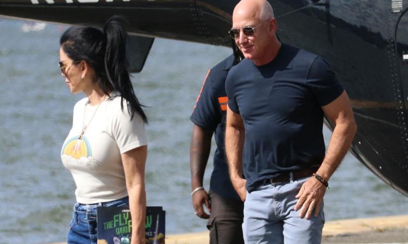 Джефф Безос и Лорен Санчес выходят из частного вертолета