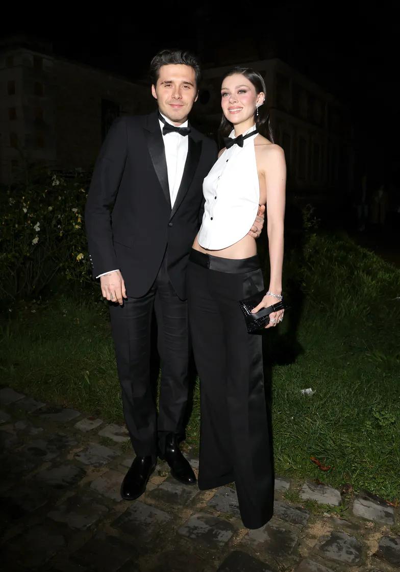 Дэвид Бекхэм спешит с семьей на показ Виктории в Париже Дэвид Бекхэм спешит с семьей на показ Виктории в Париже