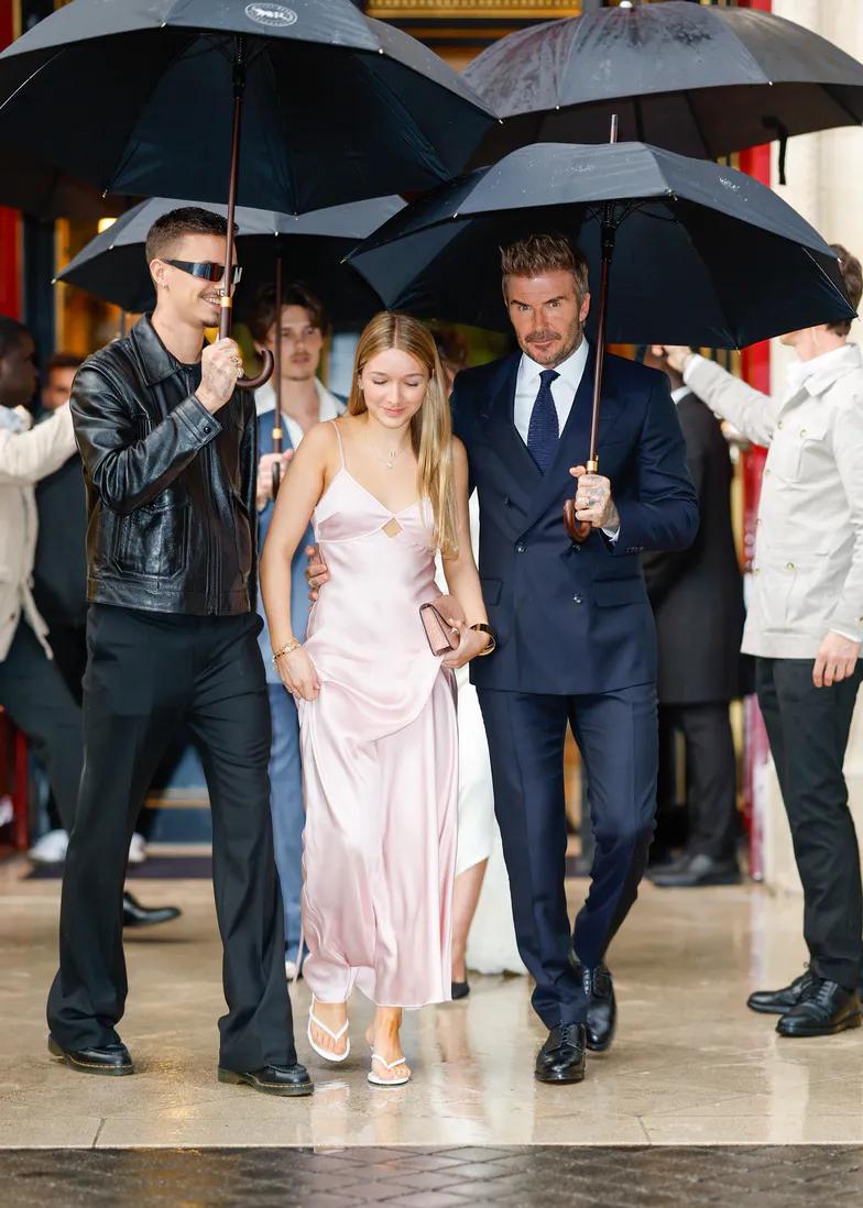 Дэвид Бекхэм спешит с семьей на показ Виктории в Париже Дэвид Бекхэм спешит с семьей на показ Виктории в Париже