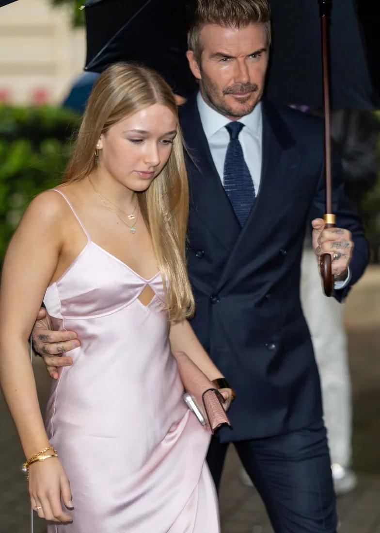 Дэвид Бекхэм спешит с семьей на показ Виктории в Париже Дэвид Бекхэм спешит с семьей на показ Виктории в Париже