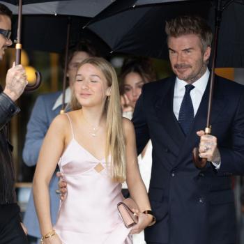 Дэвид Бекхэм с семьей спешит на показ Виктории в Париже