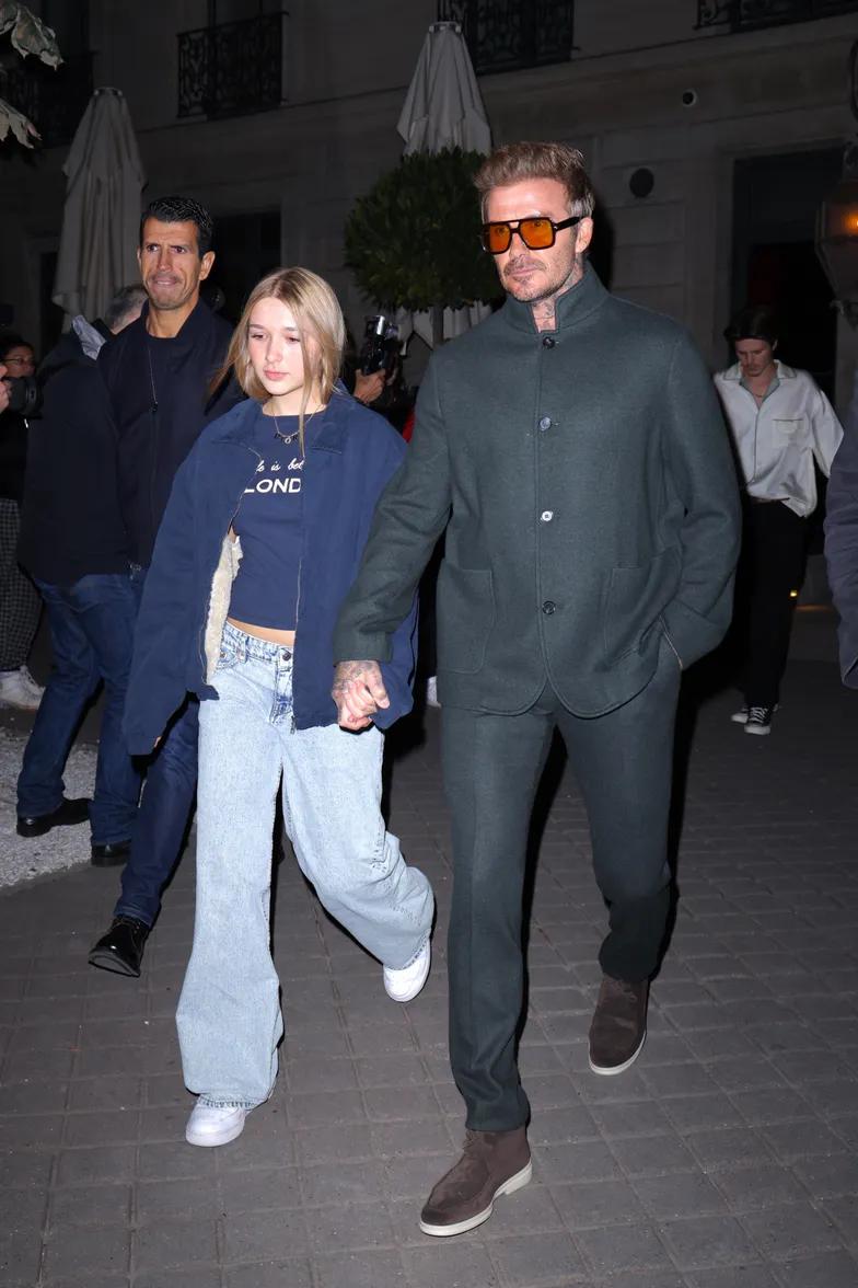 Виктория и Дэвид Бекхэм гуляют по улицам Парижа с дочерью Виктория и Дэвид Бекхэм гуляют по улицам Парижа с дочерью