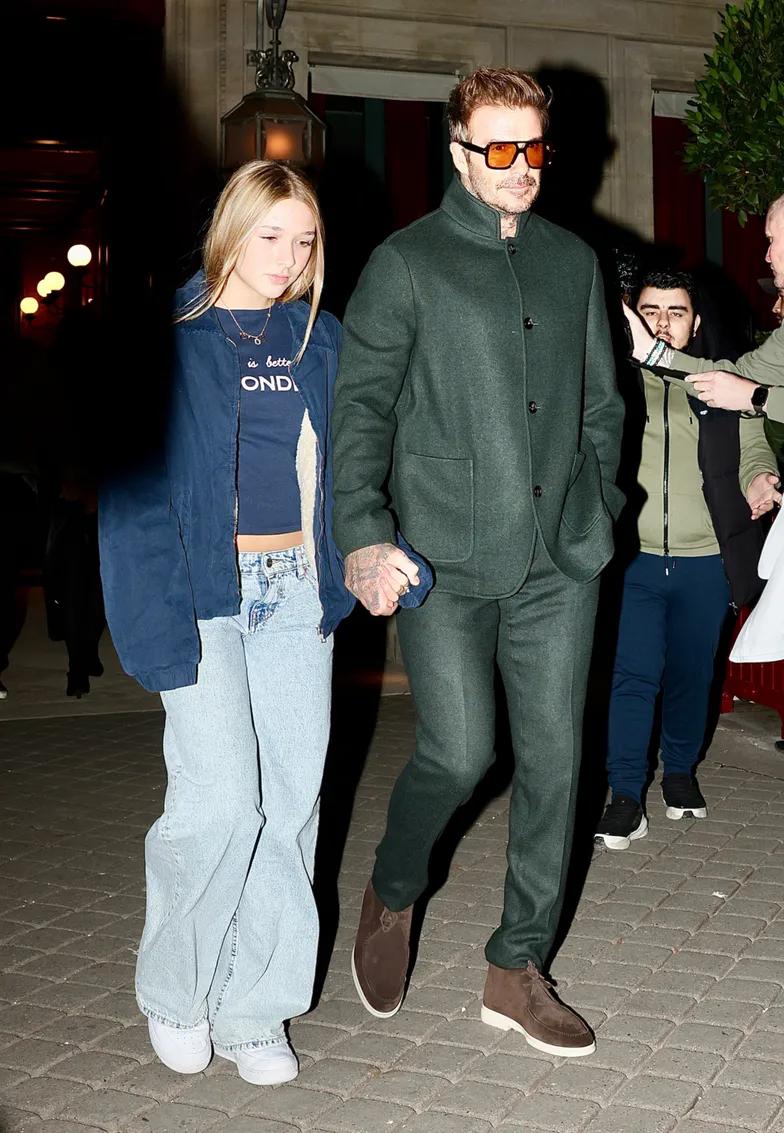 Виктория и Дэвид Бекхэм гуляют по улицам Парижа с дочерью Виктория и Дэвид Бекхэм гуляют по улицам Парижа с дочерью