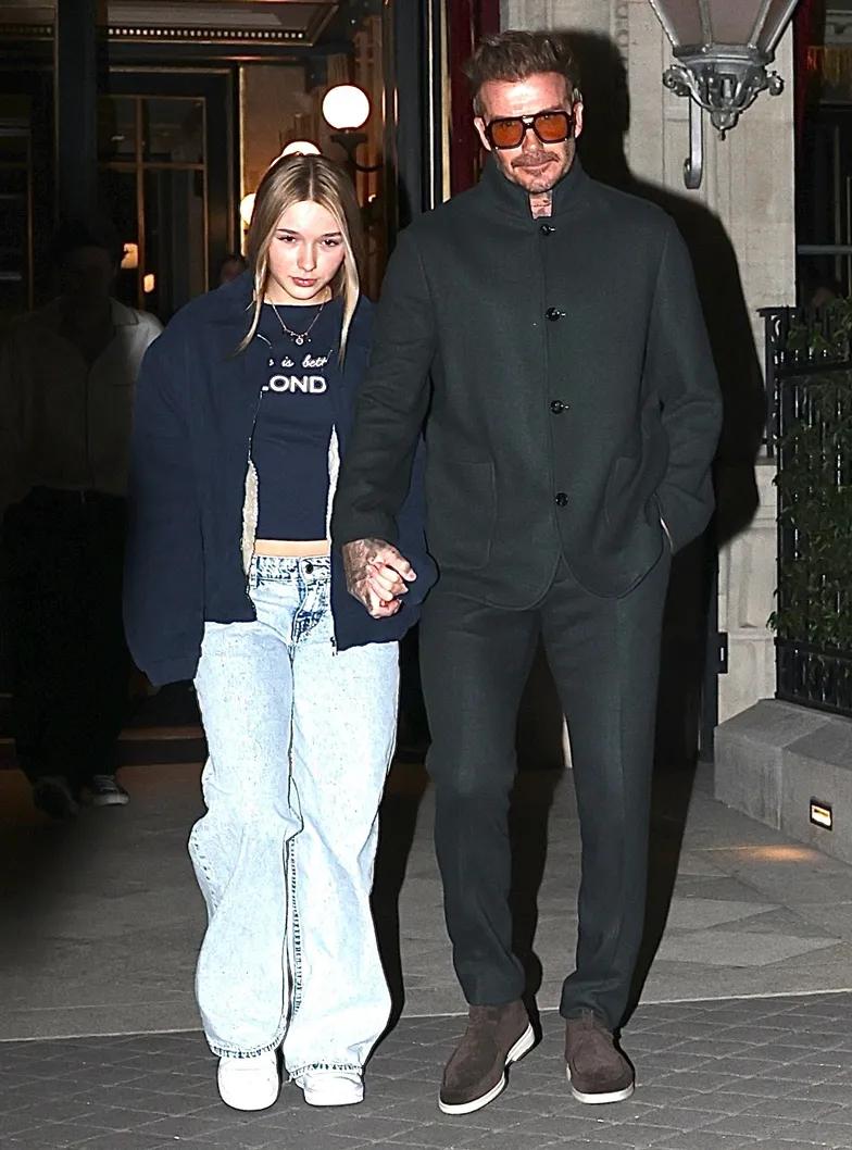 Виктория и Дэвид Бекхэм гуляют по улицам Парижа с дочерью Виктория и Дэвид Бекхэм гуляют по улицам Парижа с дочерью