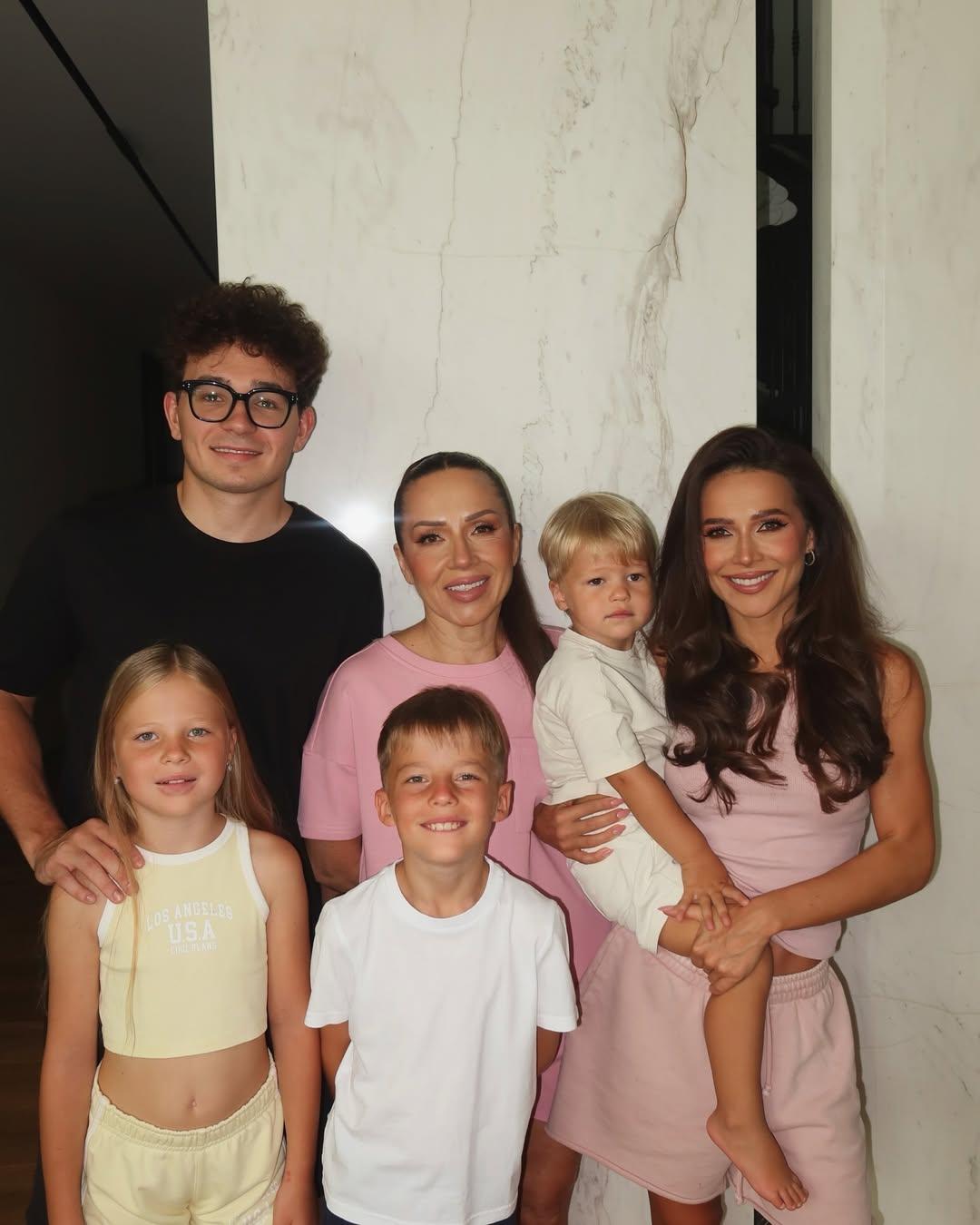 Валерия Чекалина c детьми и мамой, Луис Сквиччиарини Валерия Чекалина c детьми и мамой, Луис Сквиччиарини