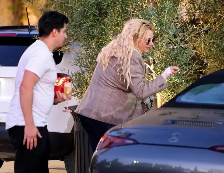 Бритни Спирс с бокалом шампанского в руках