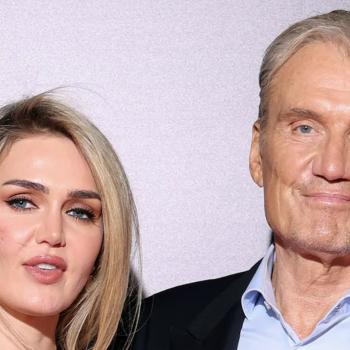 Загорелый Дольф Лундгрен гордо позирует на фестивале с женой, которая почти на 40 лет моложе его