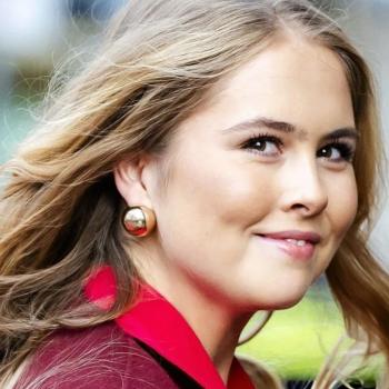 Катарина-Амалия, принцесса Нидерландов, продемонстрировала свой узнаваемый стиль, выбрав для особого случая ярко-алое платье и накидку Valentino