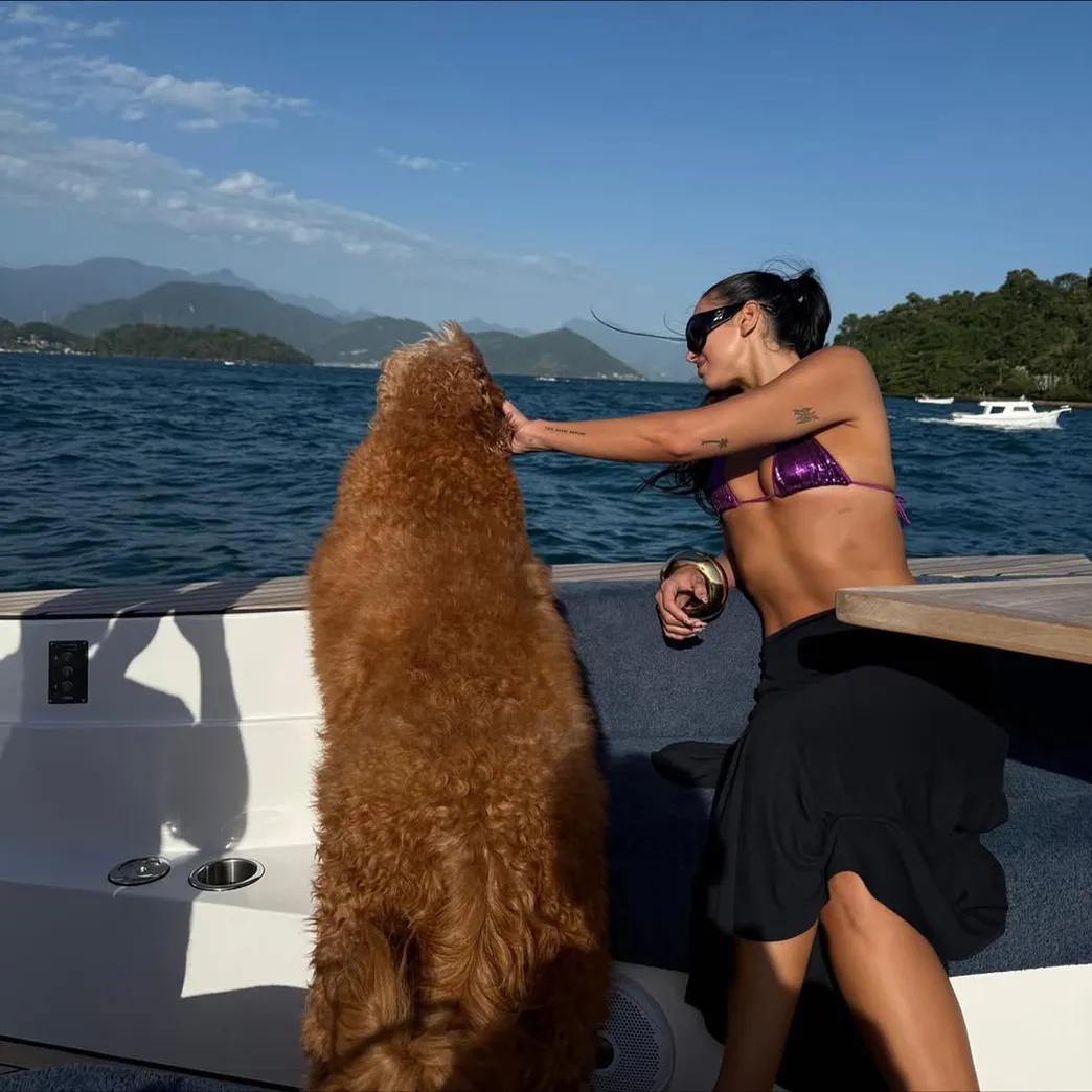 Дуа Липа позирует в бикини на отдыхе Дуа Липа позирует в бикини на отдыхе