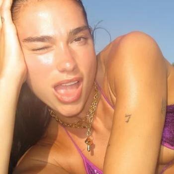 Дуа Липа двигается на лодке в ОЧЕНЬ крошечном бикини, демонстрируя свой впечатляющий пресс