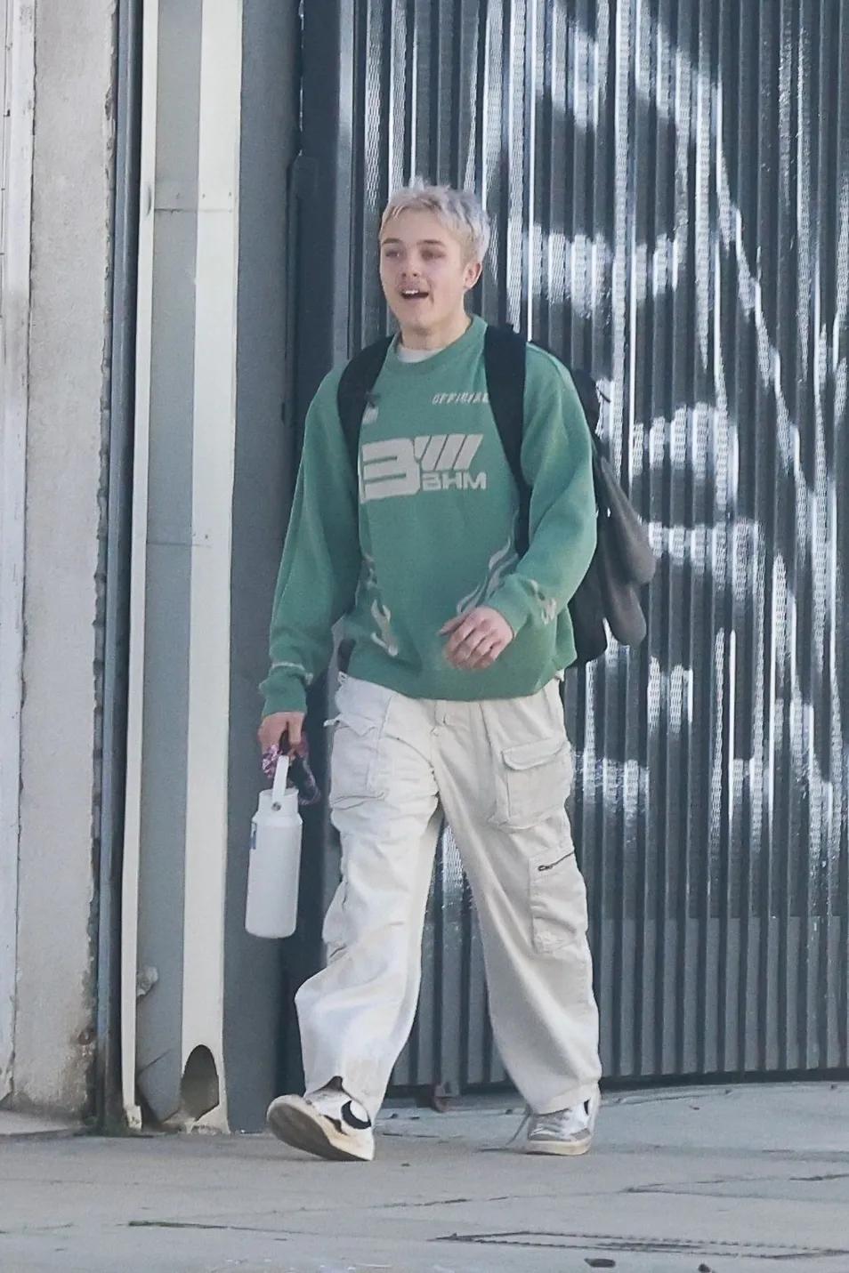 Нокс Джоли-Питт гуляет по улицам Лос-Анджелеса