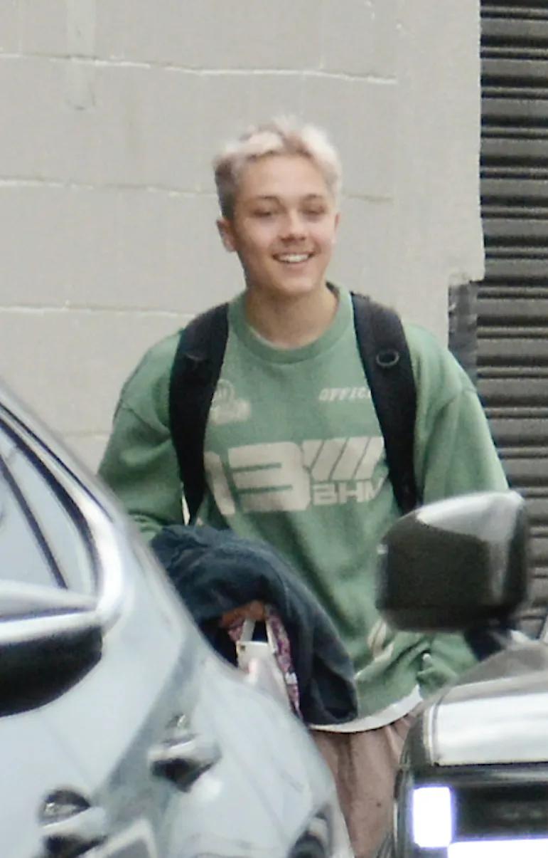 Нокс Джоли-Питт гуляет по улицам Лос-Анджелеса