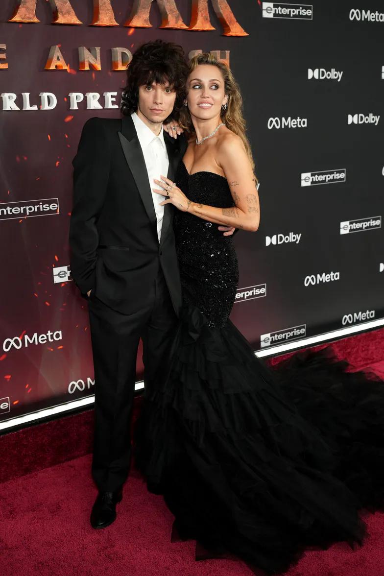 Майли Сайрус помолвлена?