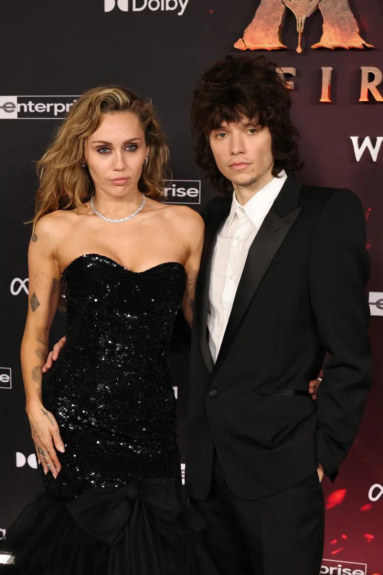 Майли Сайрус помолвлена?