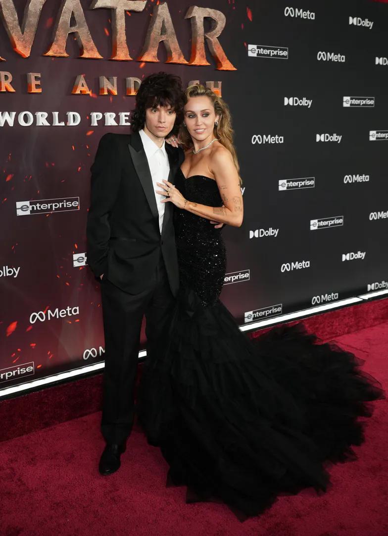 Майли Сайрус помолвлена?