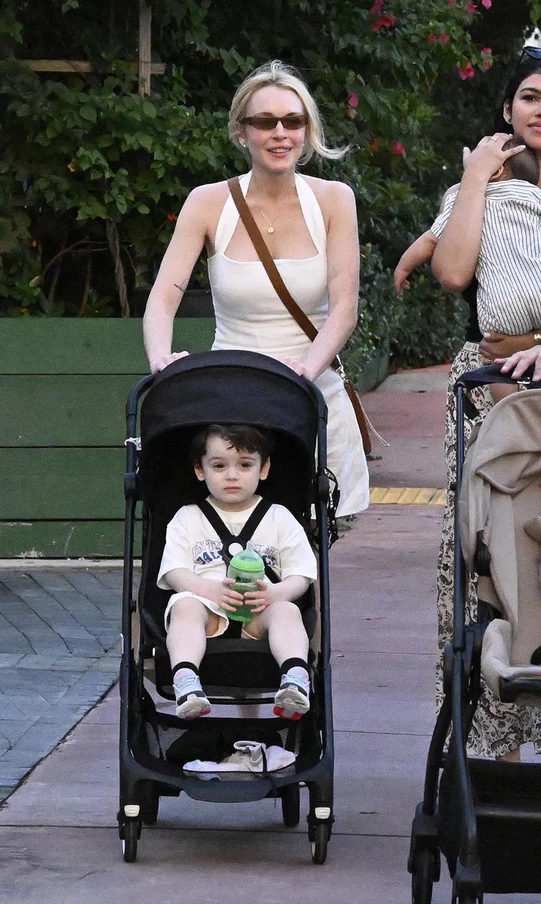 Линдси Лохан редко можно увидеть на семейной прогулке