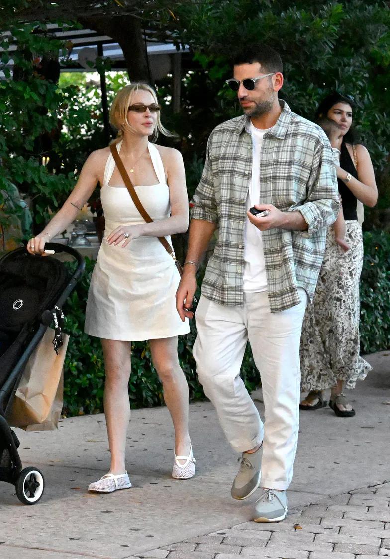 Линдси Лохан редко можно увидеть на семейной прогулке