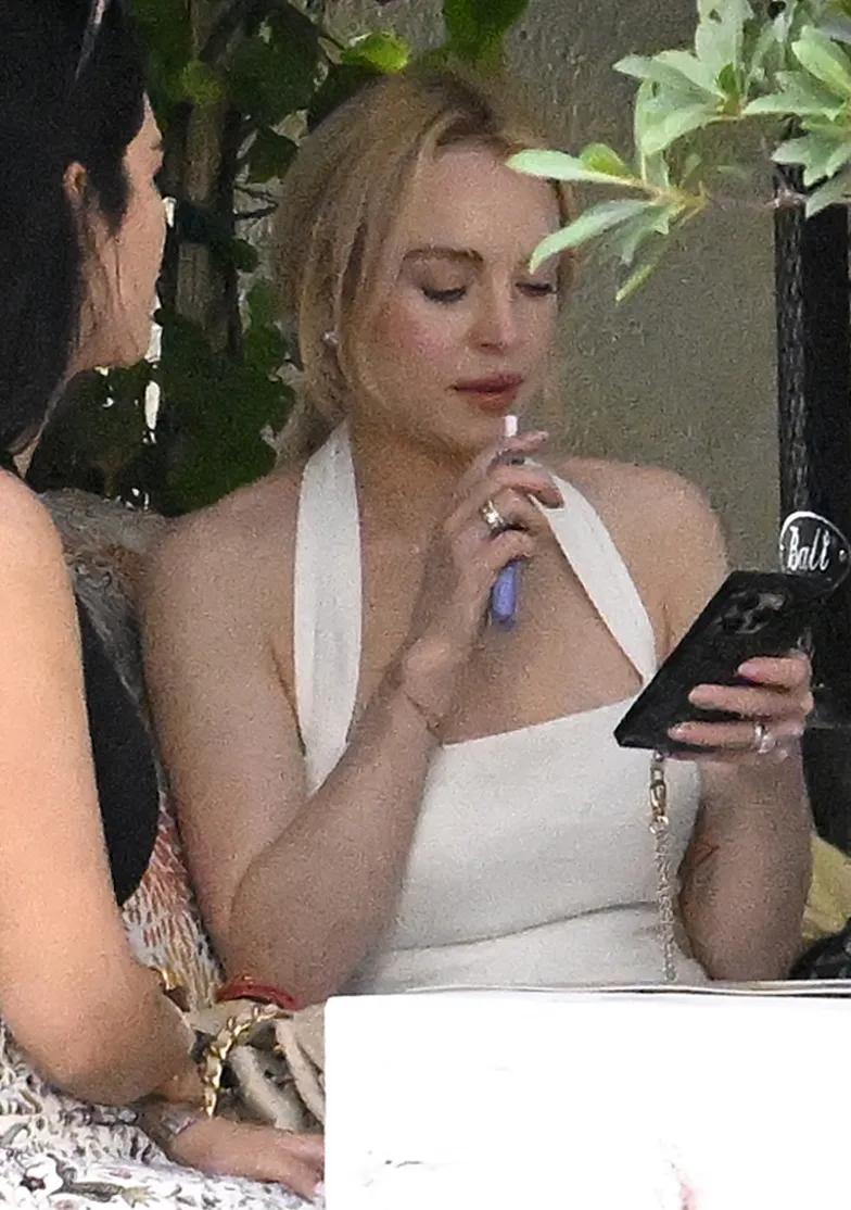 Линдси Лохан редко можно увидеть на семейной прогулке