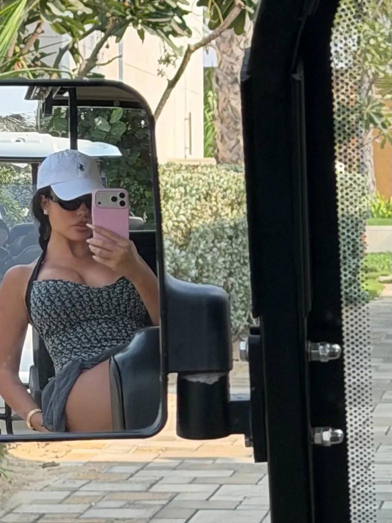 Джорджина Родригес представляет семейные фотографии и сумк Джорджина Родригес представляет семейные фотографии и сумк