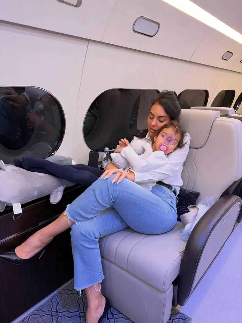 Джорджина Родригес представляет семейные фотографии и сумк Джорджина Родригес представляет семейные фотографии и сумк