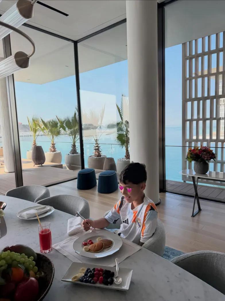 Джорджина Родригес представляет семейные фотографии и сумк Джорджина Родригес представляет семейные фотографии и сумк