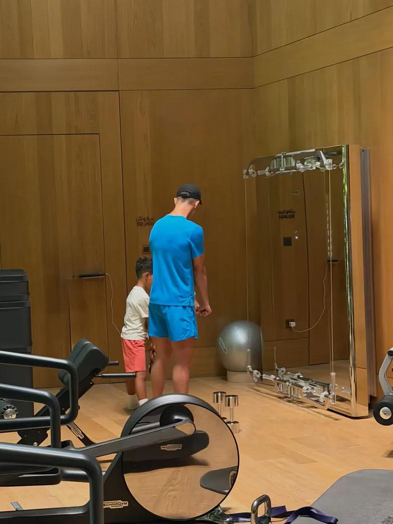 Джорджина Родригес представляет семейные фотографии и сумк Джорджина Родригес представляет семейные фотографии и сумк