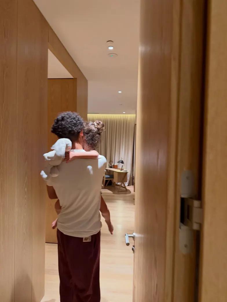 Джорджина Родригес представляет семейные фотографии и сумк Джорджина Родригес представляет семейные фотографии и сумк