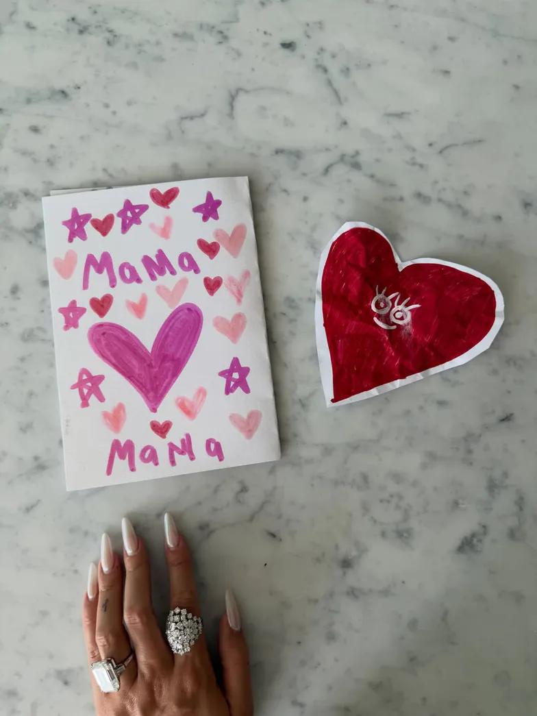 Джорджина Родригес представляет семейные фотографии и сумк Джорджина Родригес представляет семейные фотографии и сумк