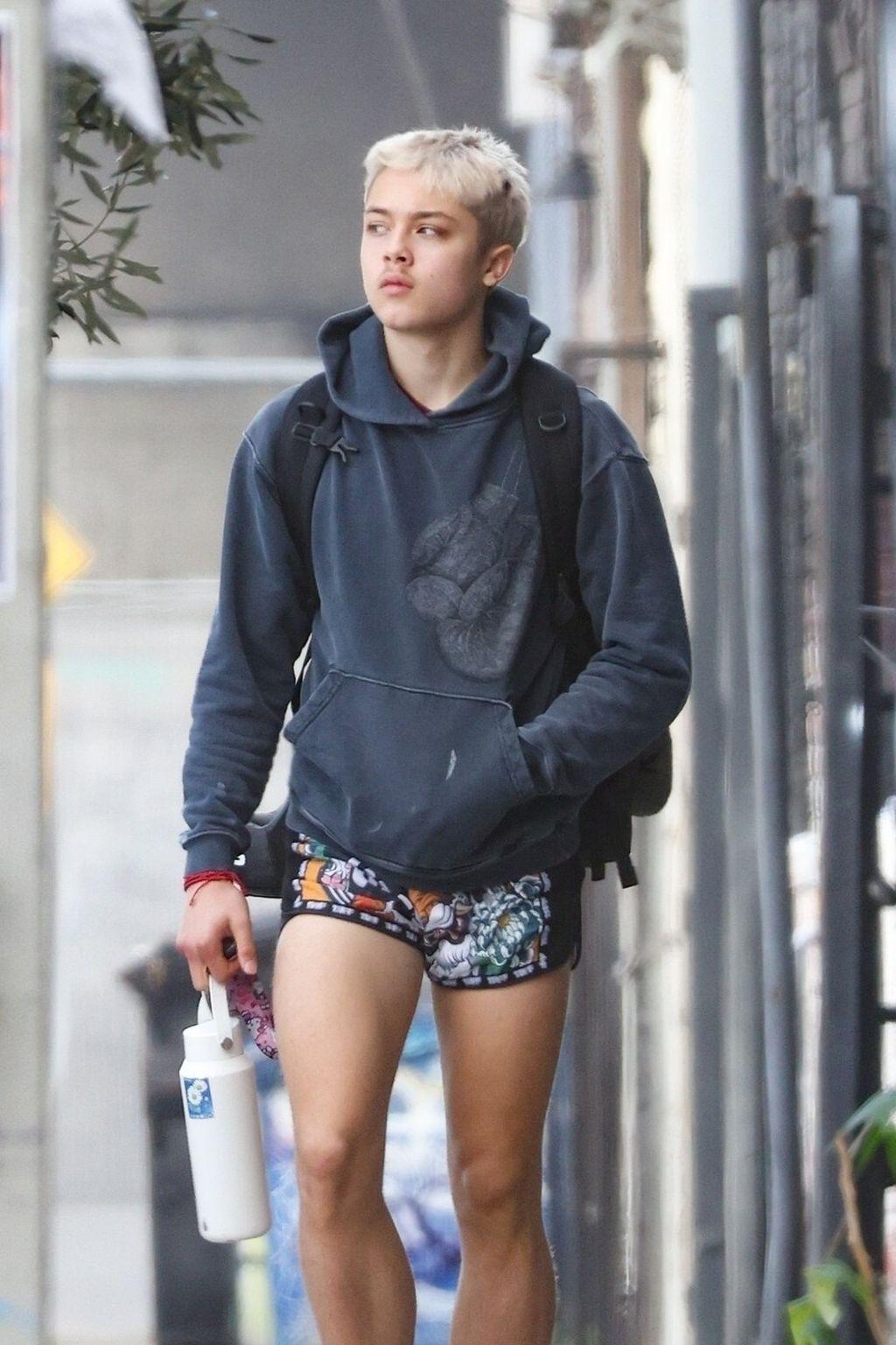 Нокс Джоли-Питт в шортах