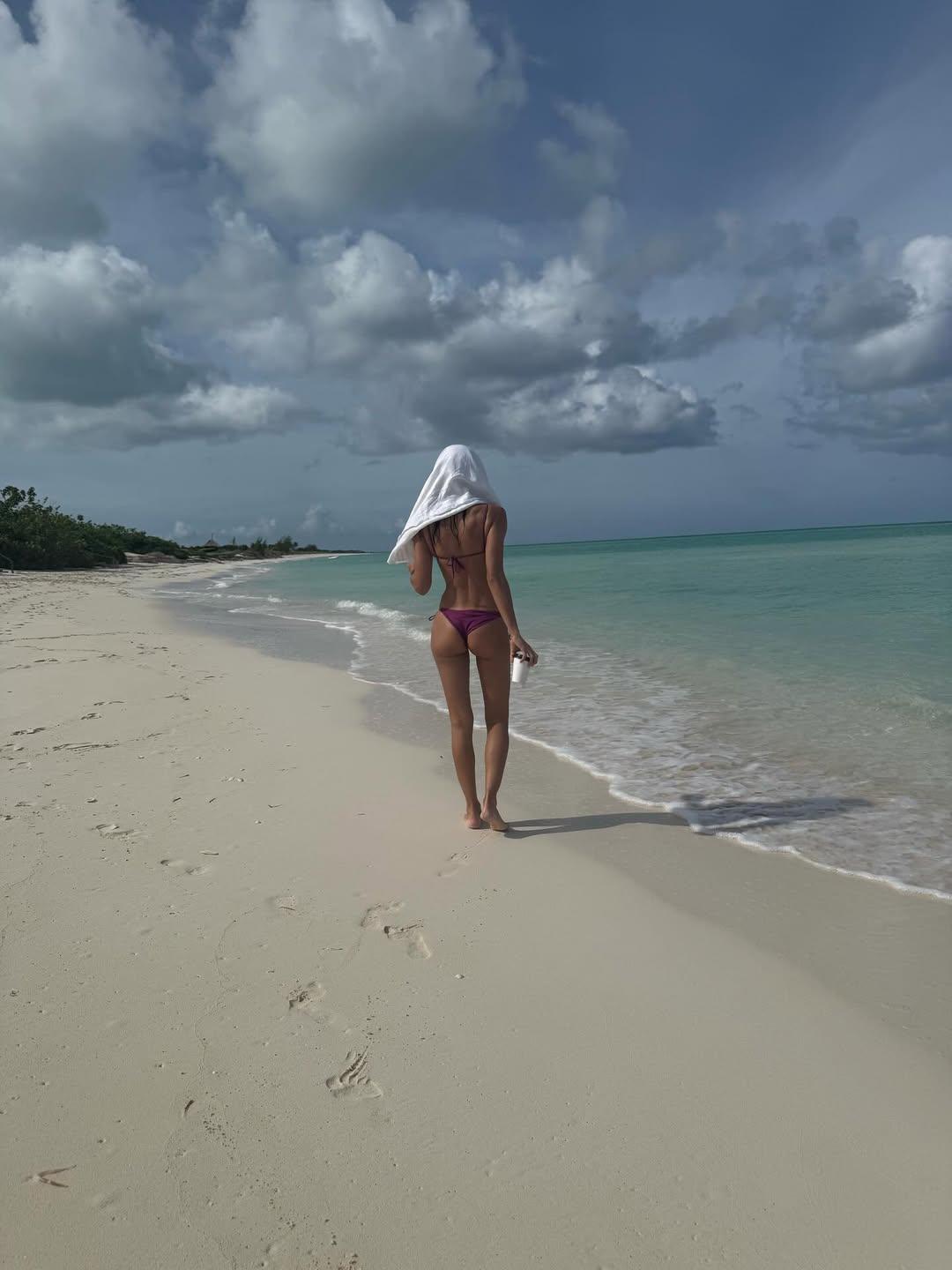 Ирина Шейк демонстрирует свою фигуру Ирина Шейк демонстрирует свою фигуру