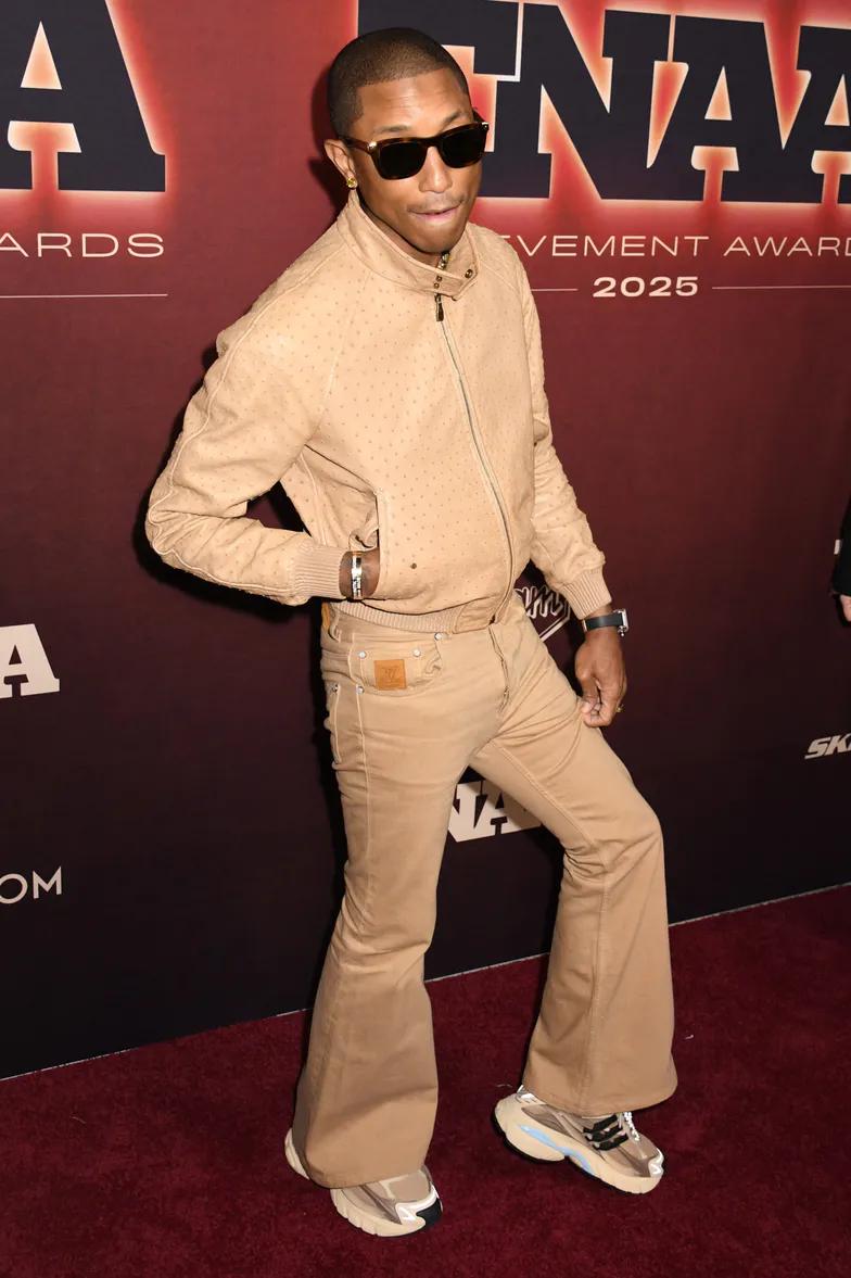 Фаррелл Уильямс ослепляет своей золотой улыбкой на стене Фаррелл Уильямс ослепляет своей золотой улыбкой на стене